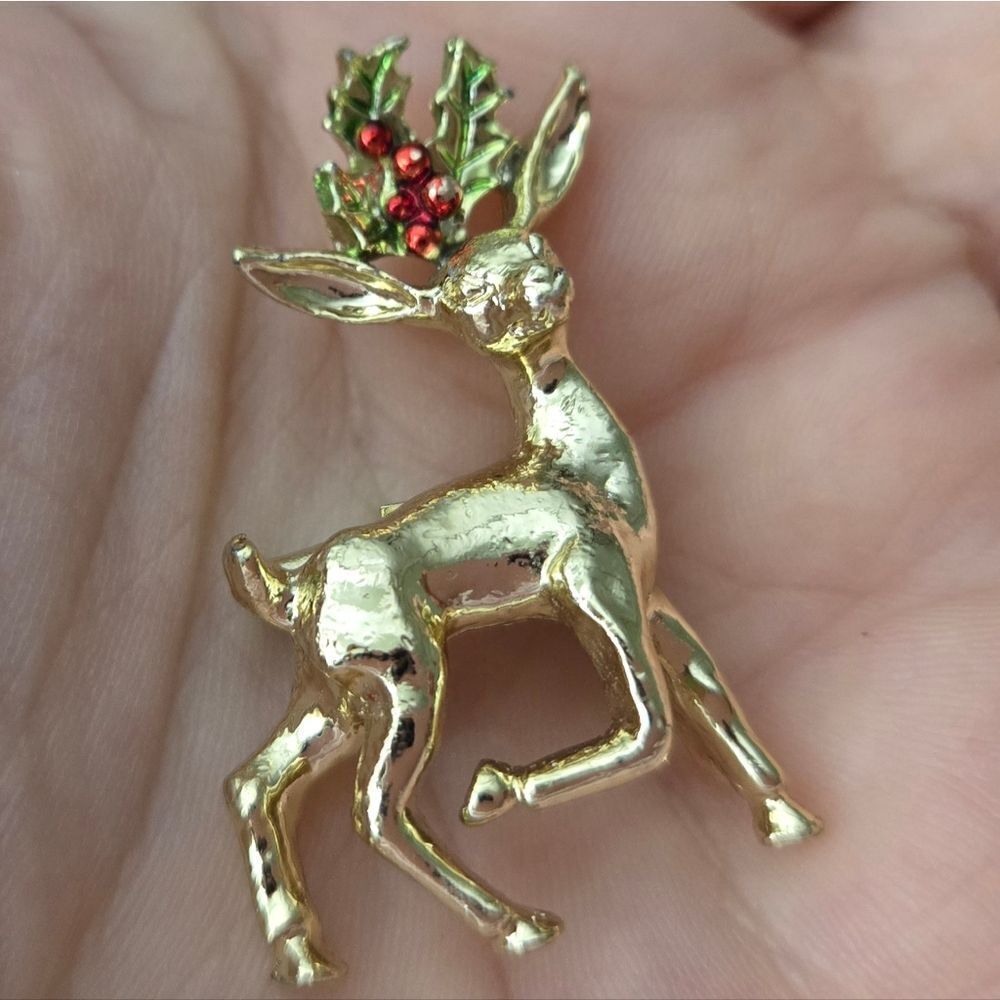 🎄🛍❤️ VINTAGE GERRY Gold Reindeer Brooch with Holly Accents